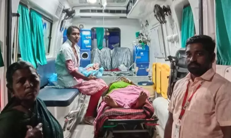 சங்கரன்கோவிலில் 108 ஆம்புலன்ஸில் பிறந்த பெண் குழந்தை: ஊழியர்களுக்கு பாராட்டு சங்கரன்கோவிலில் 108 ஆம்புலன்ஸில் பிறந்த பெண் குழந்தை: ஊழியர்களுக்கு பாராட்டு