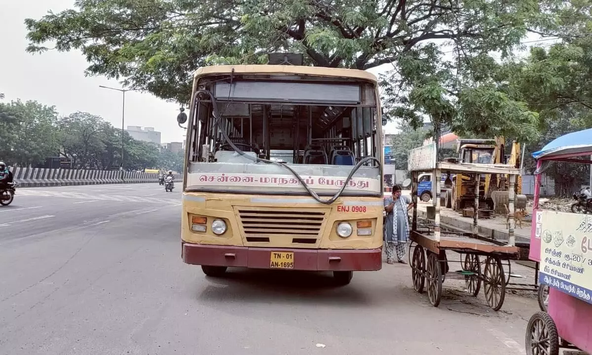 பேருந்தின் கண்ணாடி உடைப்பு : மர்ம நபருக்கு போலீஸ் வலை பேருந்தின் கண்ணாடி உடைப்பு : மர்ம நபருக்கு போலீஸ் வலை