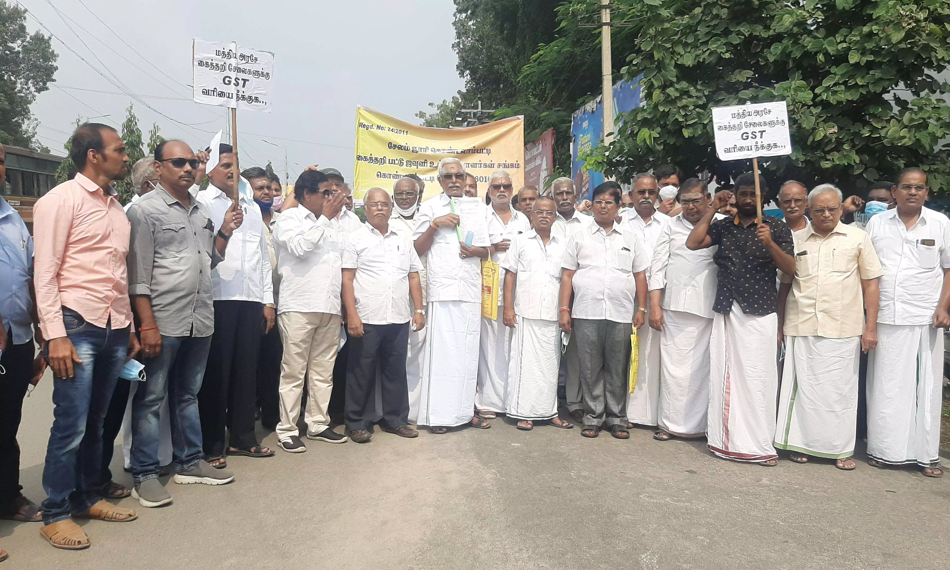 சேலத்தில் கைத்தறி பட்டு ஜவுளி உற்பத்தியாளர்கள் ஆர்ப்பாட்டம் சேலத்தில் கைத்தறி பட்டு ஜவுளி உற்பத்தியாளர்கள் ஆர்ப்பாட்டம்