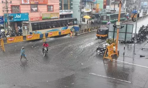 மழைக்கு தாக்குப்பிடிக்காத கால்வாய் -  4 ரோடு முழுவதும் சாக்கடை நீர்