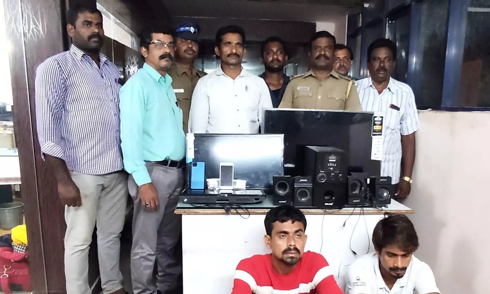 சோழிங்கநல்லூரில் பட்டபகலில் பூட்டிய வீடுகளில் திருடும் திருடர்கள் கைது சோழிங்கநல்லூரில் பட்டபகலில் பூட்டிய வீடுகளில் திருடும் திருடர்கள் கைது