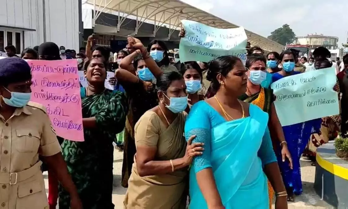 தஞ்சை புதிய பஸ் நிலையத்தில் கடை கேட்டு திருநங்கைகள் போராட்டம் தஞ்சை புதிய பஸ் நிலையத்தில் கடை கேட்டு திருநங்கைகள் போராட்டம்