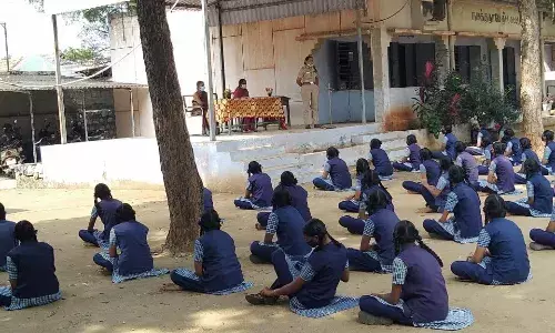 அரசு பெண்கள் மேல்நிலைப்பள்ளியில் விழிப்புணர்வு முகாம் நடத்திய போலீசார்