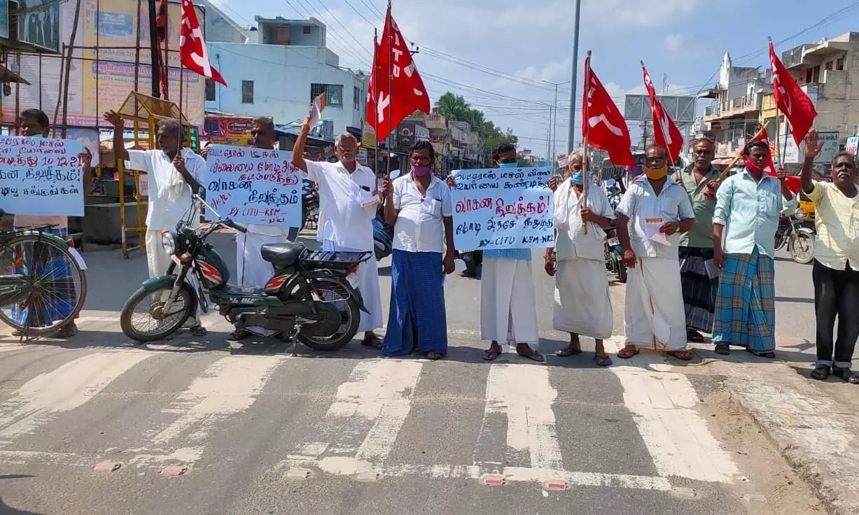 குமாரபாளையத்தில் வாகனங்களை நிறுத்தி தொழிற்சங்கத்தினர் ஆர்ப்பாட்டம் குமாரபாளையத்தில் வாகனங்களை நிறுத்தி தொழிற்சங்கத்தினர் ஆர்ப்பாட்டம்
