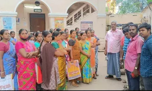 பழனி நகராட்சியில் கொசுஒழிப்பு பணியாளர்கள் பணி புறக்கணிப்பு போராட்டம்