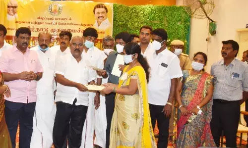 கொரோனாவால் உயிரிழந்தவர்களுக்கு நிவாரண நிதி: அமைச்சர் மஸ்தான் வழங்கினார்