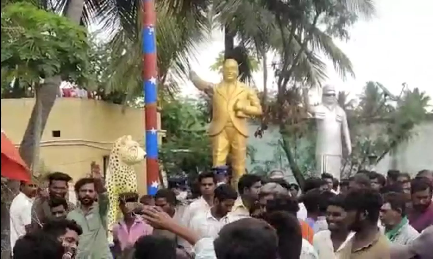ஓமலூர் அருகே அம்பேத்கர் சிலை உடைப்பு: மர்ம நபர்களை கைது செய்ய விசிக போராட்டம் ஓமலூர் அருகே அம்பேத்கர் சிலை உடைப்பு: மர்ம நபர்களை கைது செய்ய விசிக போராட்டம்
