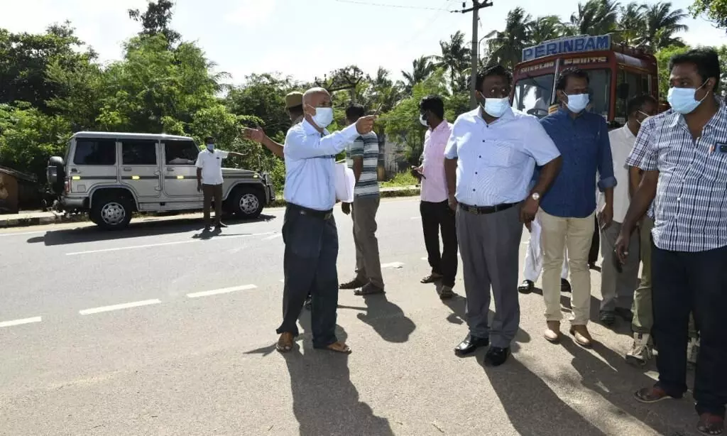 தேனி மாவட்டத்தில் விபத்து தடுப்பு பணிகள்: கலெக்டர் முரளீதரன் நேரடி ஆய்வு தேனி மாவட்டத்தில் விபத்து தடுப்பு பணிகள்: கலெக்டர் முரளீதரன் நேரடி ஆய்வு