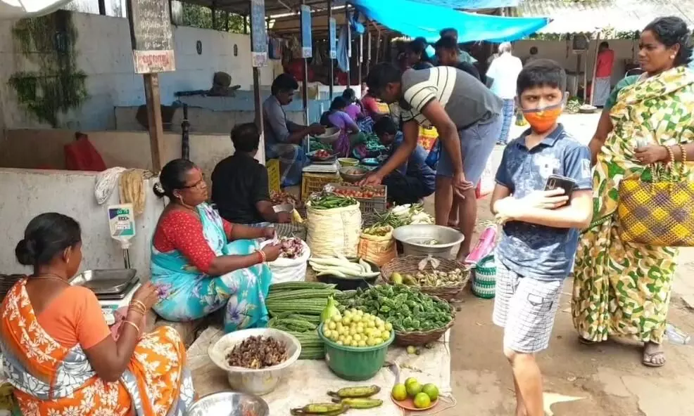 உழவர் சந்தையில் பெண் விவசாயிடமிருந்து ரூ 30 ஆயிரம் திருட்டு: போலீஸார் விசாரணை உழவர் சந்தையில் பெண் விவசாயிடமிருந்து ரூ 30 ஆயிரம் திருட்டு: போலீஸார் விசாரணை