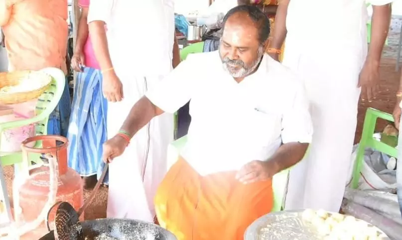 திருமங்கலம் அருகே அம்மா அறக்கட்டளை சார்பில் அன்னதானம் வழங்கல் திருமங்கலம் அருகே அம்மா அறக்கட்டளை சார்பில் அன்னதானம் வழங்கல்