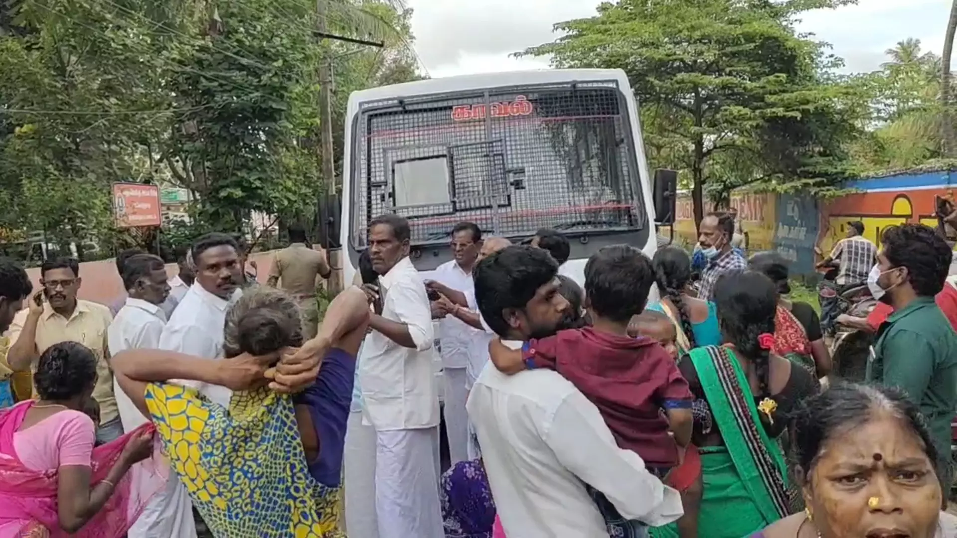 மயிலாடுதுறை அருகே கைதானவர்களுடன் சென்ற போலீஸ் வாகனத்தை மறித்ததால் பரபரப்பு மயிலாடுதுறை அருகே கைதானவர்களுடன் சென்ற போலீஸ் வாகனத்தை மறித்ததால் பரபரப்பு