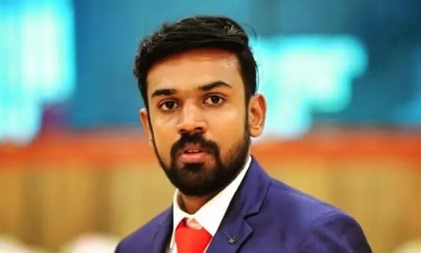 டூவீலரில் சாலையில் சென்ற பல் மருத்துவர் கீழே விழுந்து இறந்தார் டூவீலரில் சாலையில் சென்ற பல் மருத்துவர் கீழே விழுந்து இறந்தார்