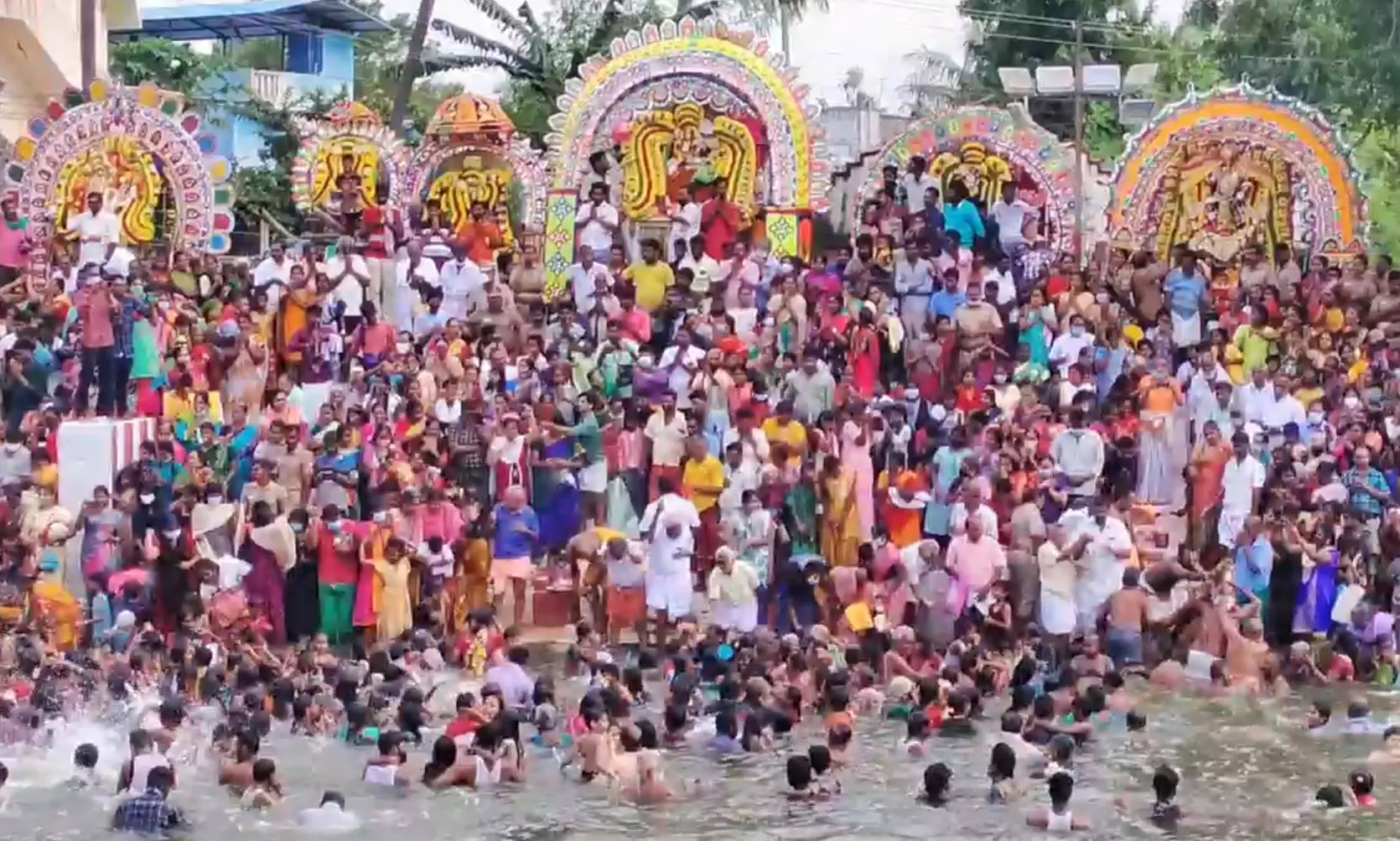 குத்தாலத்தில் கார்த்திகை கடைஞாயிறு தீர்த்தவாரி உற்சவம் குத்தாலத்தில் கார்த்திகை கடைஞாயிறு தீர்த்தவாரி உற்சவம்