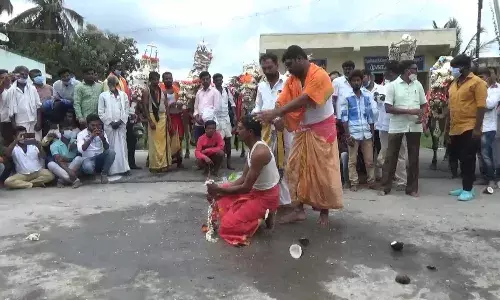 ஸ்ரீகனகதாசர் ஜெயந்திவிழா:  தலைமீது தேங்காய் உடைத்து நேர்த்திக்கடன்