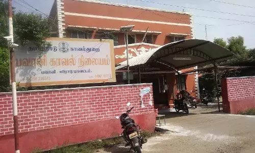 பவானி: மோட்டார் சைக்கிள் மீது வேன் மோதி விபத்து
