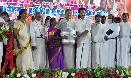 அரக்கோணத்தில் சென்னைப் பேராயம் சார்பில்  நல உதவிகள்: அமைச்சர்கள் வழங்கினர்