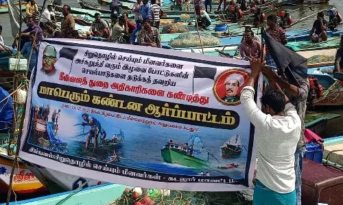 படகுகளில் கறுப்புக் கொடி கட்டி மீனவர்கள் போராட்டம்
