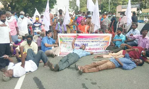 செங்கல்பட்டில்  கோரிக்கைகளை வலியுறுத்தி மாற்றுத்திறனாளிகள்  மறியல் செங்கல்பட்டில்  கோரிக்கைகளை வலியுறுத்தி மாற்றுத்திறனாளிகள்  மறியல்