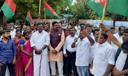 மதுரையில் வீரன் சுந்தரலிங்கம் சிலை வைக்கக்கோரி ஆர்ப்பாட்டம் மதுரையில் வீரன் சுந்தரலிங்கம் சிலை வைக்கக்கோரி ஆர்ப்பாட்டம்