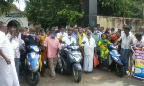 உதவித்தொகையை உயர்த்தக் கோரி மறியலில் ஈடுபட்ட மாற்றுத்திறனாளிகள் கைது