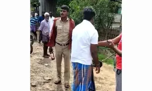 யூனிபார்மில் டாஸ்மாக் கடை முன்பு போதையுடன் ரகளையில் ஈடுபட்ட போலீஸ் யூனிபார்மில் டாஸ்மாக் கடை முன்பு போதையுடன் ரகளையில் ஈடுபட்ட போலீஸ்