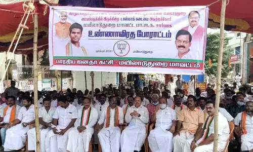 மயிலாடுதுறையில் பள்ளி  அருகே மதுக்கடை: அகற்றக்கோரி பாஜகவினர் போராட்டம் மயிலாடுதுறையில் பள்ளி  அருகே மதுக்கடை: அகற்றக்கோரி பாஜகவினர் போராட்டம்