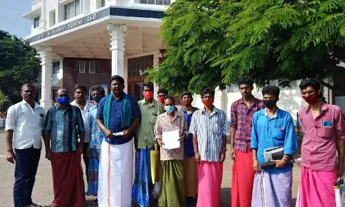 எங்க ஊருக்கு வந்துபாருங்க! முதுவாக்குடி மக்கள் கலெக்டரிடம் கண்ணீர் எங்க ஊருக்கு வந்துபாருங்க! முதுவாக்குடி மக்கள் கலெக்டரிடம் கண்ணீர்