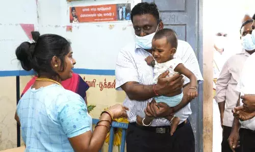 அங்கன்வாடி மையத்தில் குழந்தையாக மாறி விளையாடிய கலெக்டர் முரளீதரன்