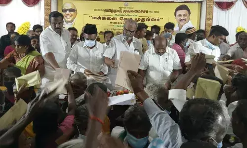 பாபநாசத்தில் மக்களை தேடி சிறப்பு முகாமில் மனுக்களை தந்த பொதுமக்கள்