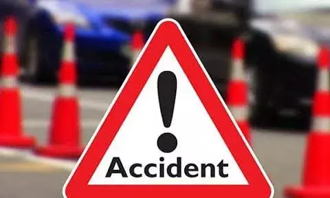 பெருந்துறை அருகே மோட்டார் சைக்கிள் கார் மோதி விபத்து