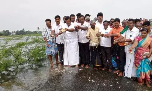 வெள்ளாளப்பட்டி ஊராட்சியில் நிரம்பிய ஏரி: மலர் தூவி வரவேற்ற எம்எல்ஏ கோவிந்தசாமி வெள்ளாளப்பட்டி ஊராட்சியில் நிரம்பிய ஏரி: மலர் தூவி வரவேற்ற எம்எல்ஏ கோவிந்தசாமி