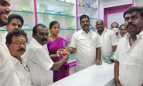 உளுந்தூர்பேட்டையில் கூட்டுறவு மருந்தகத்தை எம்எல்ஏ திறந்து வைப்பு உளுந்தூர்பேட்டையில் கூட்டுறவு மருந்தகத்தை எம்எல்ஏ திறந்து வைப்பு