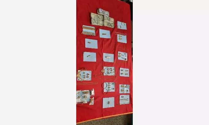 மதுரை அருகே தனிப்படையினரால் பல லட்சம் தங்க நகைகள்-வெள்ளி பொருட்கள் மீட்பு மதுரை அருகே தனிப்படையினரால் பல லட்சம் தங்க நகைகள்-வெள்ளி பொருட்கள் மீட்பு
