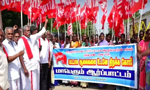விருதுநகரில் பட்டாசு ஆலைகளை திறக்க வலியுறுத்தி ஏஐடியூசி ஆர்ப்பாட்டம்