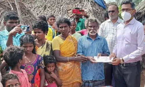 உளுந்தூர்பேட்டை அருகே ஆட்சியர் அத்தியாவசிய பொருட்கள் வழங்கல் உளுந்தூர்பேட்டை அருகே ஆட்சியர் அத்தியாவசிய பொருட்கள் வழங்கல்