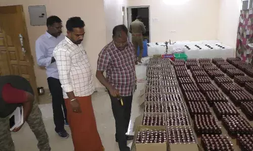கல்பாக்கம் அருகே 2 போலி மதுபான ஆலை கண்டுபிடிப்பு: 4 பேர் கைது கல்பாக்கம் அருகே 2 போலி மதுபான ஆலை கண்டுபிடிப்பு: 4 பேர் கைது