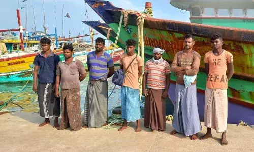 எல்லை தாண்டி மீன் பிடித்ததாக ராமேஸ்வரம் மீனவர்கள் 43 பேர் கைது எல்லை தாண்டி மீன் பிடித்ததாக ராமேஸ்வரம் மீனவர்கள் 43 பேர் கைது