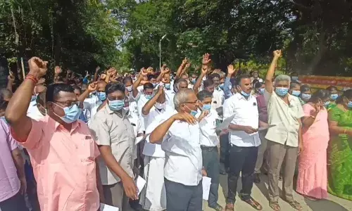 தருமபுரி ஆட்சியா் அலுவலகம் அருகே கூட்டுறவு வங்கி பணியாளா்கள் சங்கம் ஆா்ப்பாட்டம் தருமபுரி ஆட்சியா் அலுவலகம் அருகே கூட்டுறவு வங்கி பணியாளா்கள் சங்கம் ஆா்ப்பாட்டம்