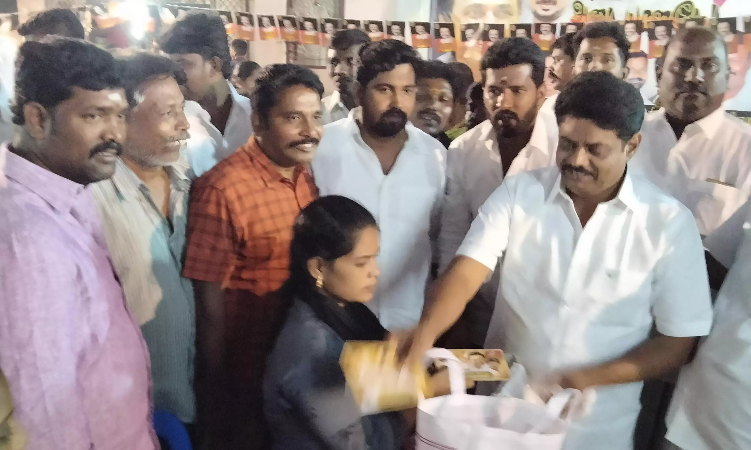 திமுக சார்பில் 5 ஆயிரம் பேருக்கு நலத்திட்ட உதவிகள் வழங்கப்பட்டது திமுக சார்பில் 5 ஆயிரம் பேருக்கு நலத்திட்ட உதவிகள் வழங்கப்பட்டது