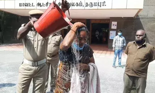 தர்மபுரி மாவட்ட ஆட்சியர் அலுவலகத்தில் 3 பேர் தீக்குளிக்க முயற்சி தர்மபுரி மாவட்ட ஆட்சியர் அலுவலகத்தில் 3 பேர் தீக்குளிக்க முயற்சி