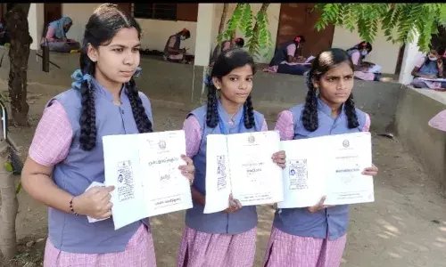 பெண் குழந்தைகளுக்கு எதிரான குற்றச்சம்பவங்கள்: பள்ளி ஆசிரியர்கள் நூதன விழிப்புணர்வு பெண் குழந்தைகளுக்கு எதிரான குற்றச்சம்பவங்கள்: பள்ளி ஆசிரியர்கள் நூதன விழிப்புணர்வு
