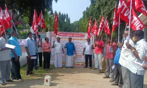 தர்மபுரியில் அரசு போக்குவரத்து கழக ஏஐடியூசி தொழிற்சங்கத்தினர் ஆர்பாட்டம் தர்மபுரியில் அரசு போக்குவரத்து கழக ஏஐடியூசி தொழிற்சங்கத்தினர் ஆர்பாட்டம்