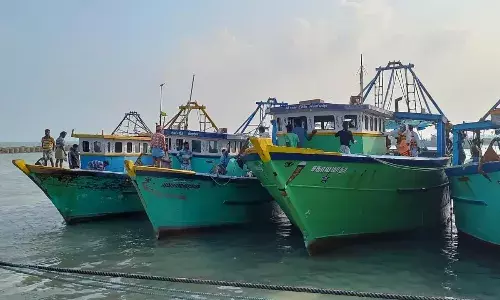 இராமேஸ்வரம் மீனவர்கள் 2 வது நாளாக வேலை நிறுத்தப் போராட்டம் இராமேஸ்வரம் மீனவர்கள் 2 வது நாளாக வேலை நிறுத்தப் போராட்டம்