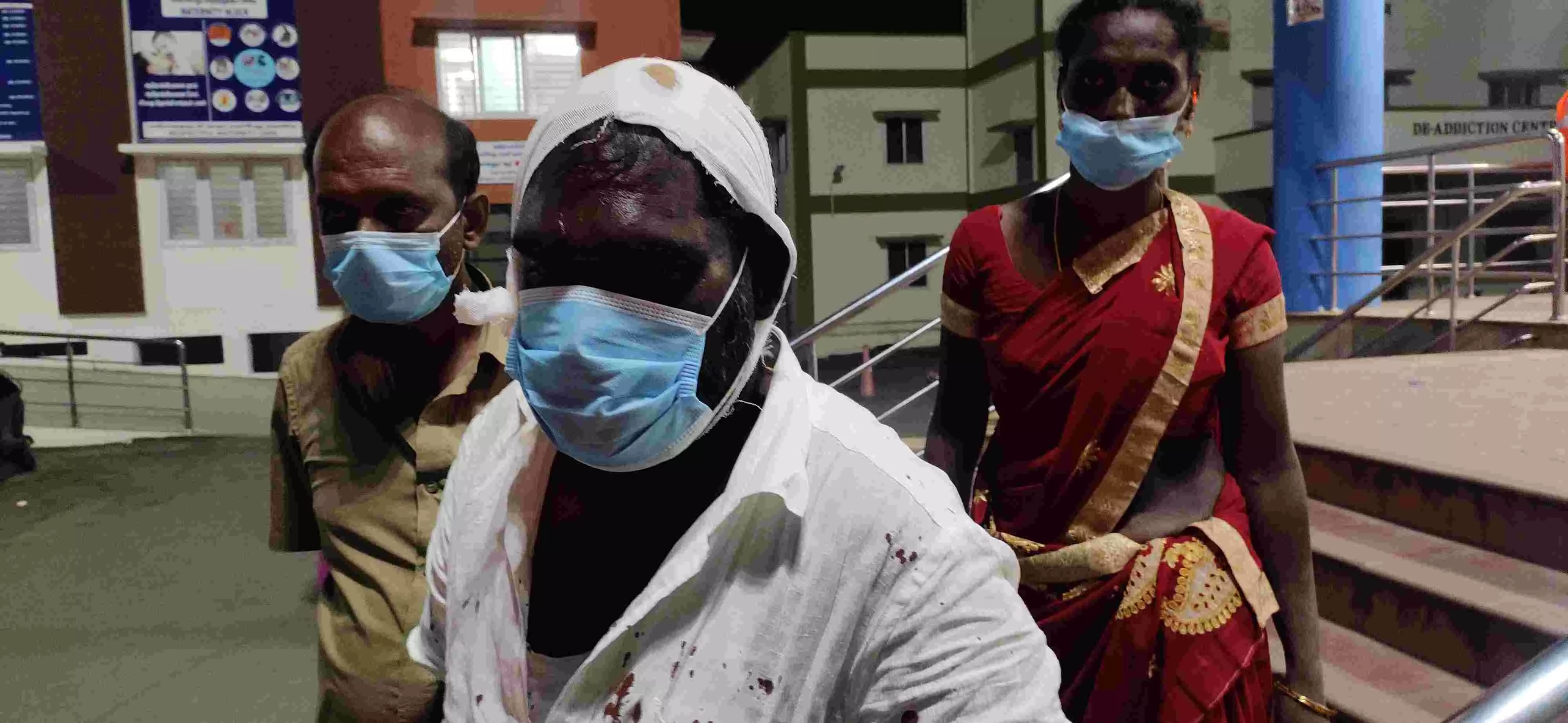 அதிமுக. ஊராட்சி மன்ற தலைவரின் கணவரை தாக்கிய திமுகவினர் அதிமுக. ஊராட்சி மன்ற தலைவரின் கணவரை தாக்கிய திமுகவினர்