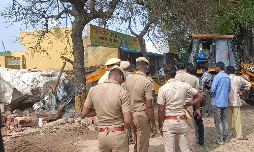 பாகல்மேடு பகுதியில் சாலையோரம் உள்ள வீடுகள் அகற்றம் பாகல்மேடு பகுதியில் சாலையோரம் உள்ள வீடுகள் அகற்றம்
