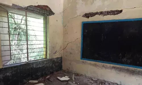 உளுந்தூர்பேட்டை அருகே இடிந்து விழும் நிலையில்,  பள்ளி கட்டிட மேற்கூரை உளுந்தூர்பேட்டை அருகே இடிந்து விழும் நிலையில்,  பள்ளி கட்டிட மேற்கூரை