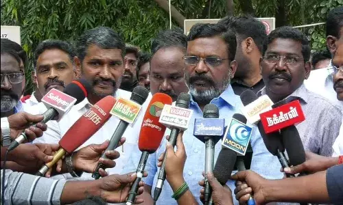 தந்தை பெரியாரின் நினைவு நாளையொட்டி விசிக.,வினர் மாலை அணிவித்து மரியாதை தந்தை பெரியாரின் நினைவு நாளையொட்டி விசிக.,வினர் மாலை அணிவித்து மரியாதை