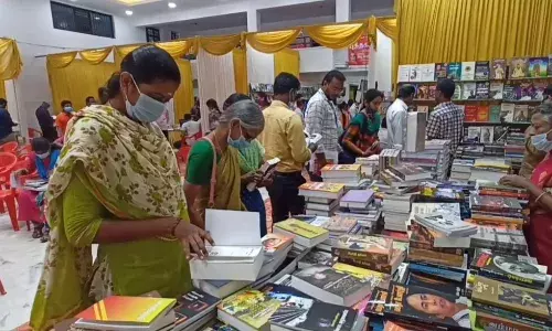 தருமபுாியில் 2ம் நாள் புத்தக திருவிழா: ஆர்வத்துடன் புத்தக வாசிப்பாளா்கள் தருமபுாியில் 2ம் நாள் புத்தக திருவிழா: ஆர்வத்துடன் புத்தக வாசிப்பாளா்கள்