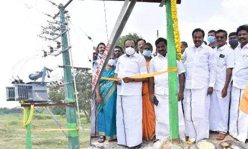 புதிய மின்மாற்றியை பொதுமக்கள் பயன்பாட்டிற்கு தொடங்கி வைத்த அமைச்சர்
