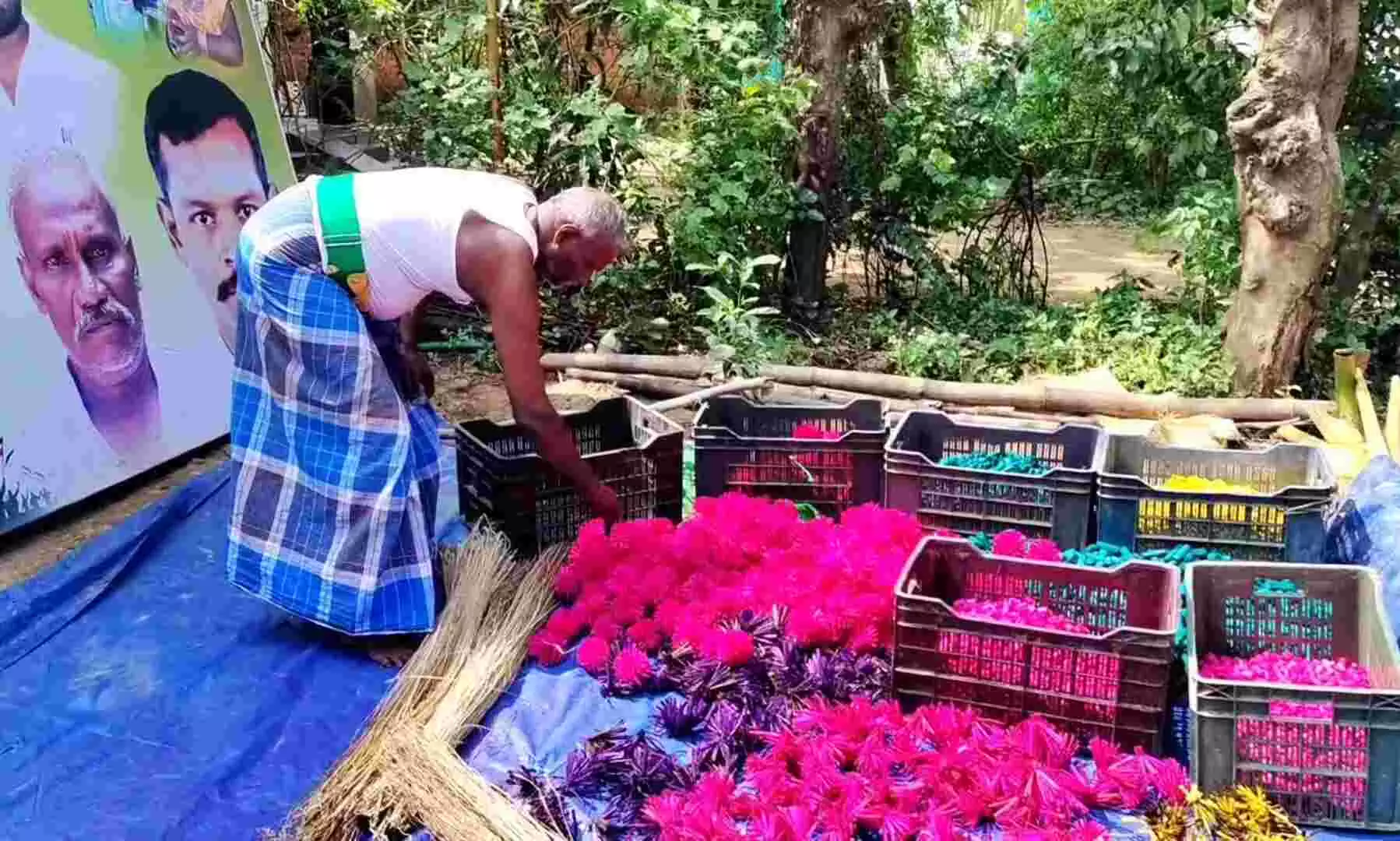 பண்பாட்டைக் காக்கும் வகையில் நெகிழி மாலைகளுக்கு தடைவிதிக்க கோரிக்கை பண்பாட்டைக் காக்கும் வகையில் நெகிழி மாலைகளுக்கு தடைவிதிக்க கோரிக்கை